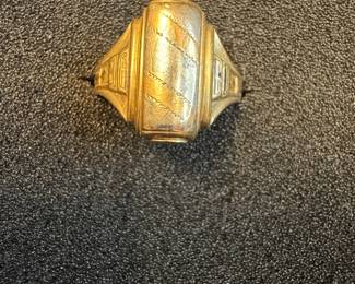 10K Gold Class Ring with "BHS" Engraving