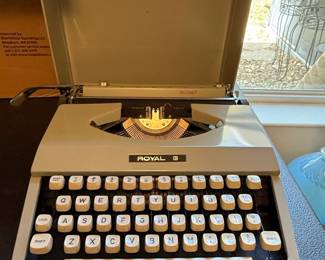 Royal Signet Portable Typewriter