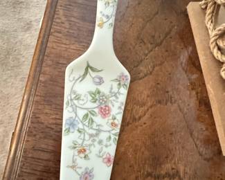 Andrea by Sadek "Buckingham" Porcelain Cake Server