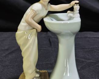 Lladro 4838, titled Clean Up Time, Niña Del Lavabo
