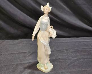 Lladró 4860 "Genteel Dutch Girl" Retired
