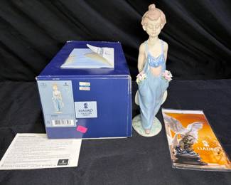 Lladró 7650 "Pocket Full of Wishes" figurine
