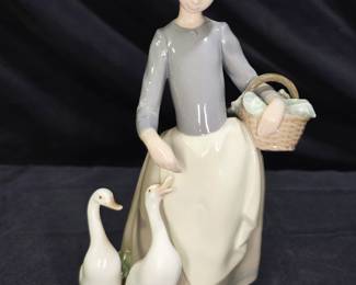 Lladró figurine #1306 "On the Farm"
