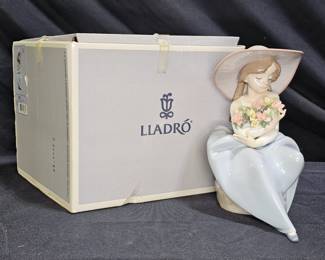 Lladró 5862 "Fragrant Bouquet" figurine Retired

