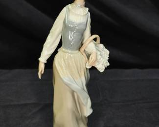 Lladró 4860 "Genteel Dutch Girl" Retired
