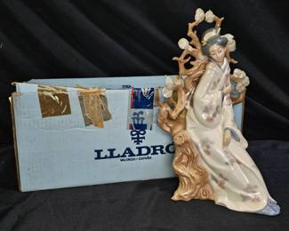 Lladro #4807 "Geisha" (or Japanese Girl) figurine

