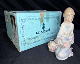 Lladró 7607 figurine titled "Flower Song"
