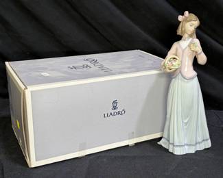 Lladró 7644 figurine, "Innocence in Bloom"
