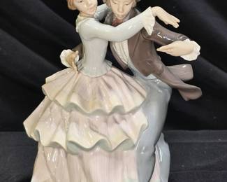 The Lladró 5799 figurine "Shall We Dance"
