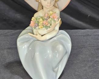 Lladró 5862 "Fragrant Bouquet" figurine Retired
