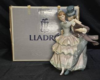 The Lladró 5799 figurine "Shall We Dance"

