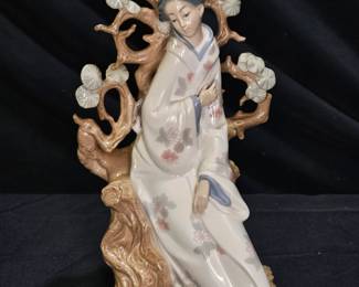 Lladro #4807 "Geisha" (or Japanese Girl) figurine
