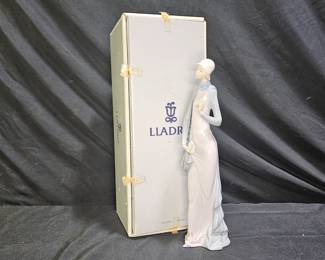 Lladró #5756 figurine, titled "Ashley"
