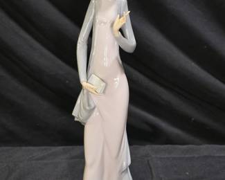 Lladró #5756 figurine, titled "Ashley"
