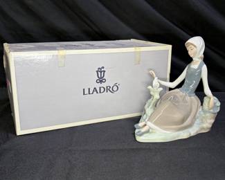 Lladró 4460 figurine Shepherdess with Dove
