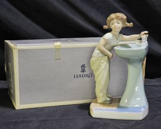 Lladro 4838, titled Clean Up Time, Niña Del Lavabo
