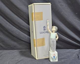  Lladró 5870 "Olympic Torch" figurine Retired
