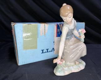 Lladró 1172 figurine Girl with Flowers
