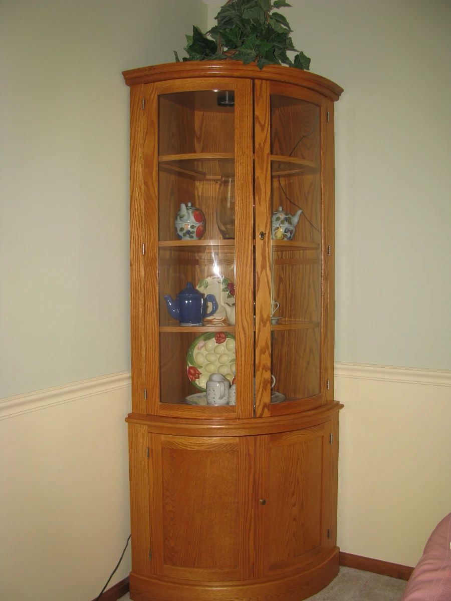 Lighted corner curio