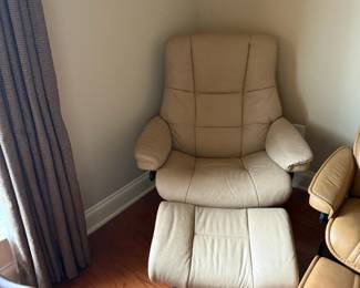 #3	Stressless recliner with ottaman  Cream leather	 $200.00 			