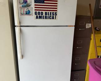 #94	Kelvinator Refrigerator (no ice maker) - w/metal Shelves - 18cu	 $75.00 			