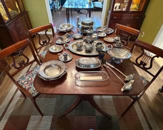 Duncan Phyfe table with 2 large leaves to seat 8 people