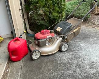 Honda Gas Push Lawn Mower w  Bag  Runs Good