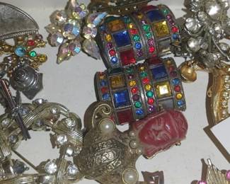 More vintage costume jewelry!!😅
