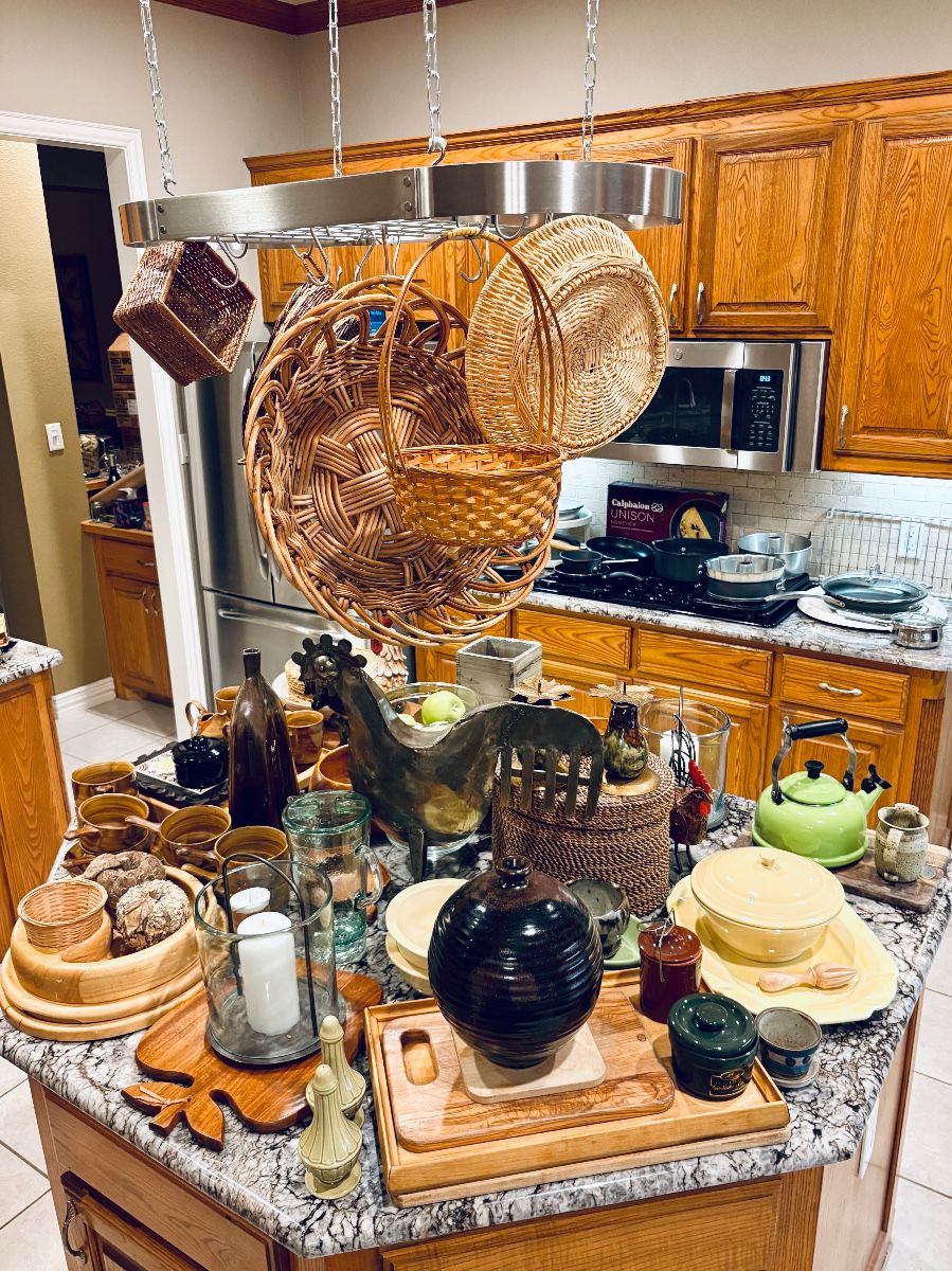 Large Selection of Kitchen Utensils/Cookware and Appliances.