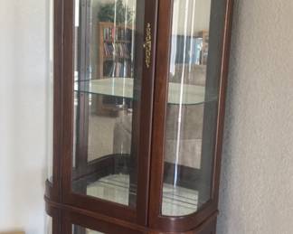 Lighted display cabinet 