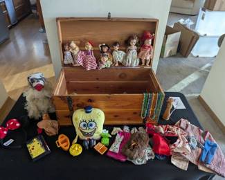 JB192Small Toy Chest With Assorted Vintage Dolls And Accessories 