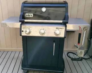 JB198Weber Spirit Gas Grill With Cover