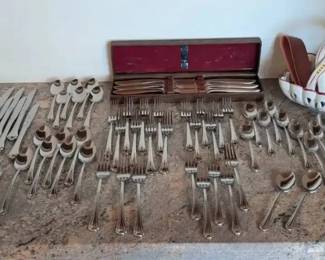 JB102Gorham Flatware Set With Steak Knives