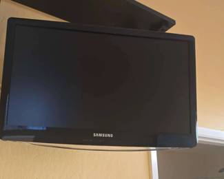JB118Samsung Small Wall Mounted TV. 