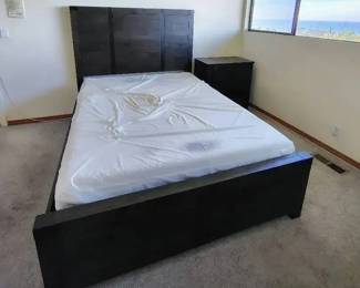 JB137Solid Full Size Bed Frame, Mattress And Nightstand