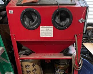 Central Pneumatic 40 lb Capacity Floor Blast Cabinet