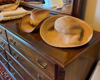 Dresser, hats