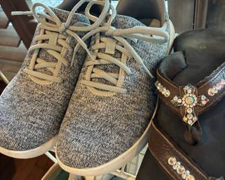 Women's athletic shoes, size 8