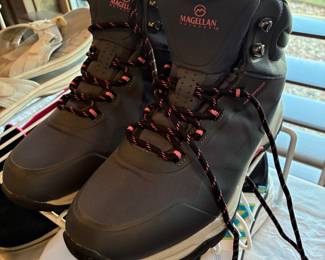 Women's hiking boots, size 8