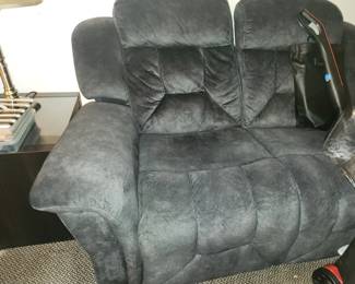 Manual reclining loveseat 