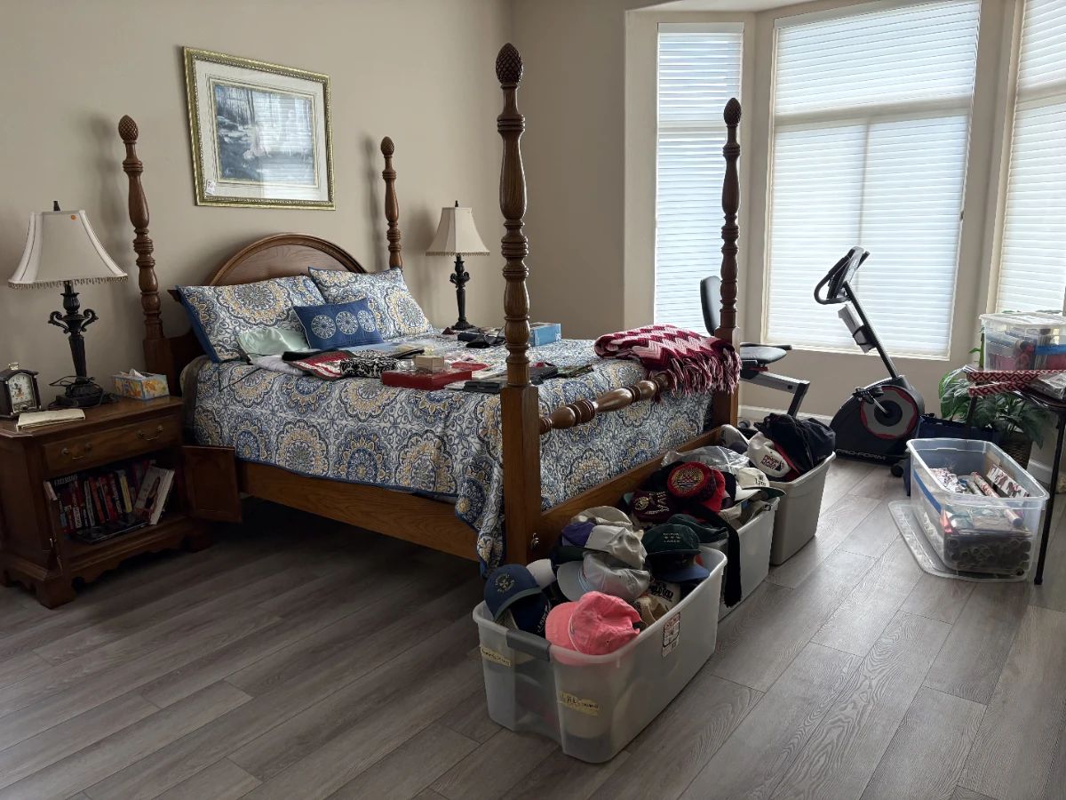 Full queen bedroom set, misc hats