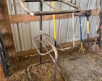 METAL SADDLE TACK RACK