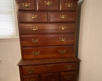 House loaded with nice furniture in excellent condition!