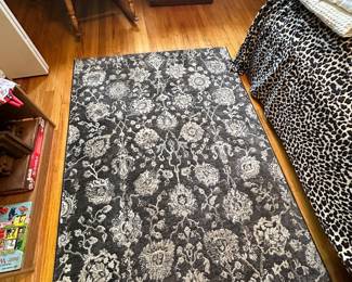 Area rug approx 3x5.