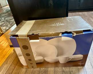 New in box, Gotham Boulder Creek china 40 pc service for 8.