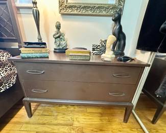Mid Century 2-drawer nightstand.