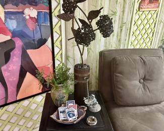 End table & metal floral art.