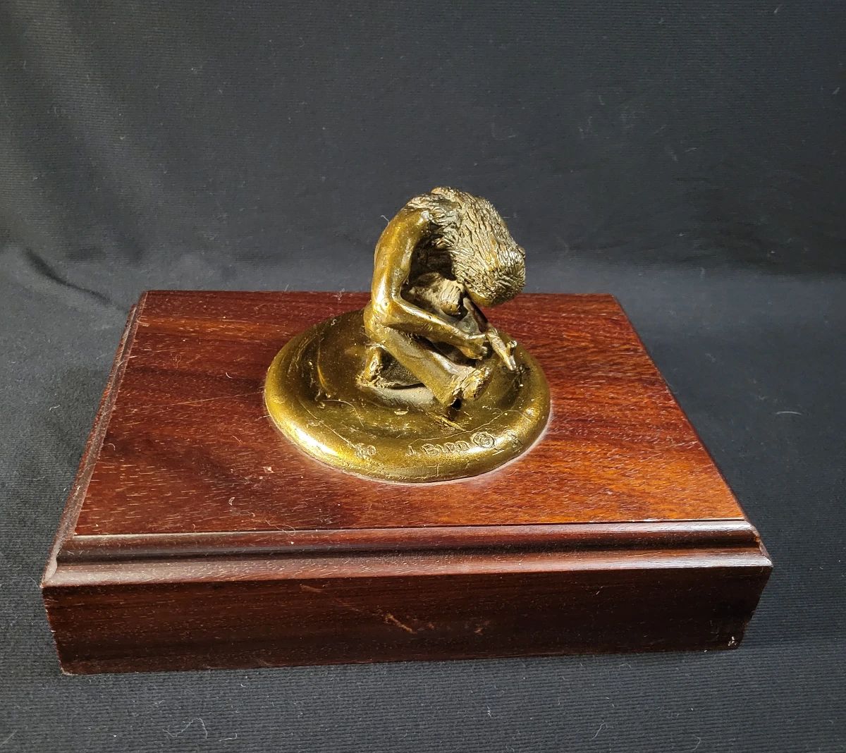 Lot # : 2 - Hand Woven Coiled Basket of Natural Fibers Handmade Coiled basket constructed with natural fibers, featuring vibrant multicolored designs. Includes a lid and two leather straps. Estimated dimensions 10.5 inches tall and 7.75 inches wide. Suitable for decorative or functional use.