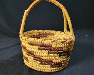 Lot # : 5 - Vintage Tohono O’odham Style Basket Vintage Tohono O’odham style Native American basket made of natural materials, including yucca and devil’s claw. Handmade with intricate patterns and a sturdy handle. Measures approximately 4.75 x 6 inches.
