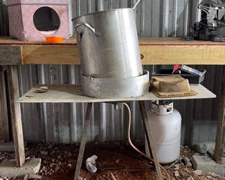 LARGE OUTDOOR CRAWFISH COOKING POT & BURNER